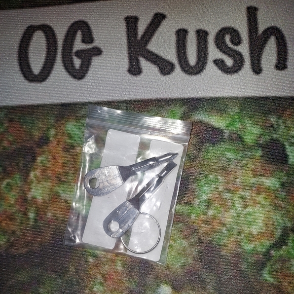 Pocket Screwdrivers, Philips & Flathead Key Screwdrivers + Key Ring/Keychain - Picture 7 of 8